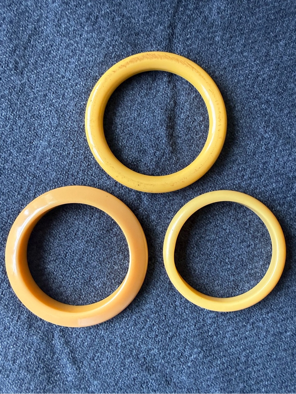 Set of 3 Vintage Butterscotch and Canary Yellow Bakelite Bangles - Picture 4 of 5